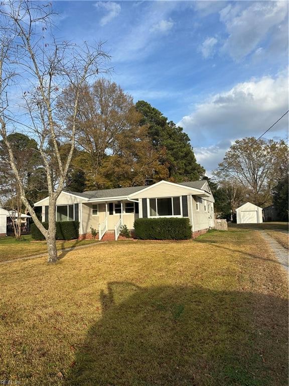 view of front of home featuring a front yard