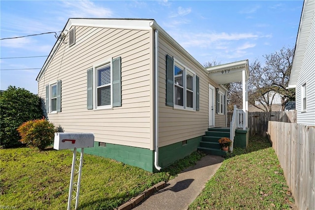 view of side of property featuring a lawn