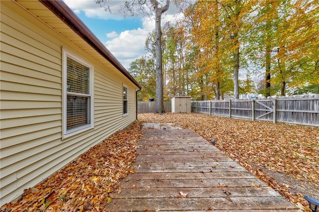 view of yard featuring a shed