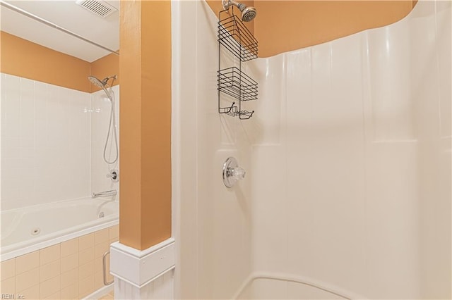 bathroom featuring tiled shower / bath