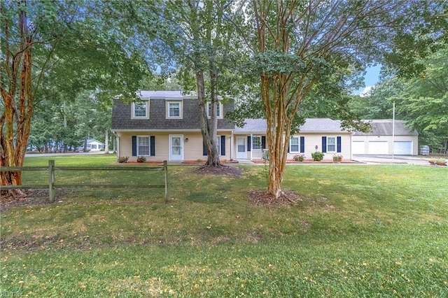 view of front of property featuring a front lawn