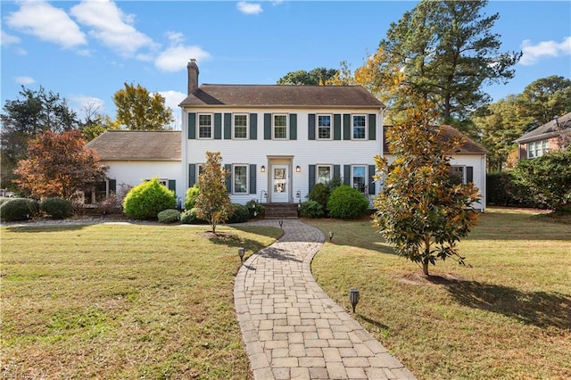 colonial home featuring a front yard