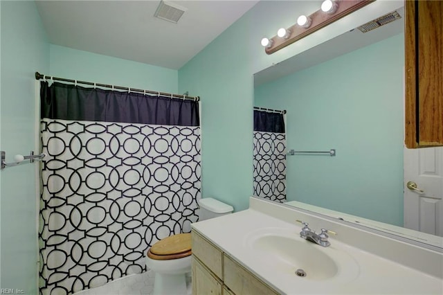 bathroom featuring a shower with shower curtain, vanity, and toilet