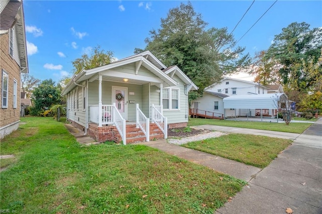 bungalow featuring a front yard