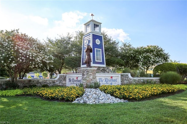 community / neighborhood sign featuring a lawn