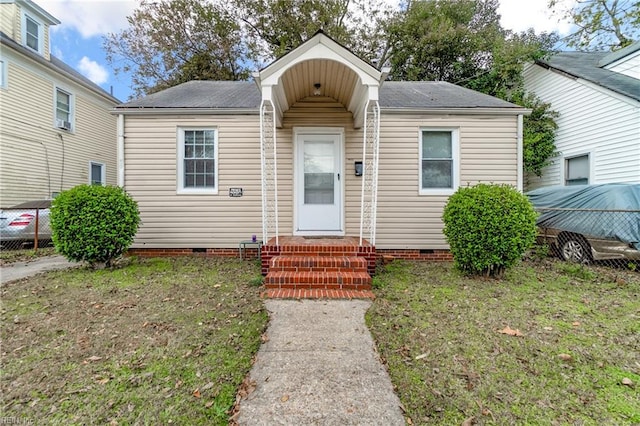 bungalow featuring a front lawn