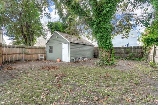 view of yard featuring a storage unit