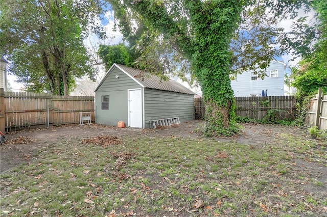 view of yard with a shed