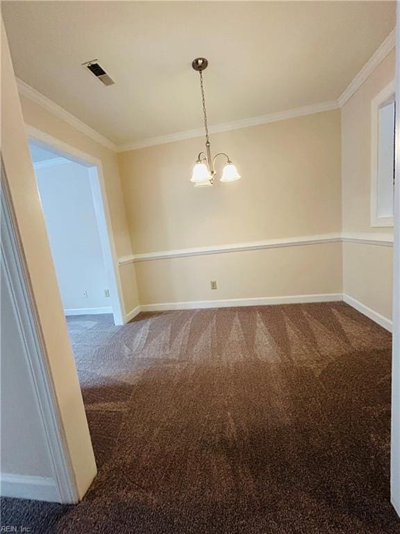 carpeted spare room with a chandelier, ornamental molding, visible vents, and baseboards