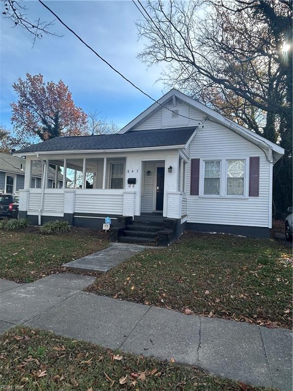 view of front of property with a front lawn