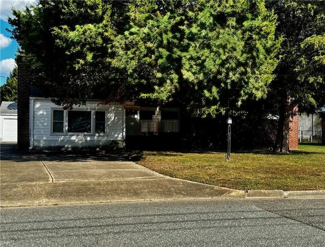 view of front of property with a front yard