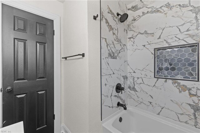 bathroom featuring tiled shower / bath