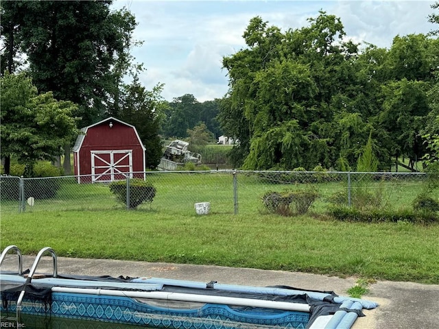 view of yard featuring an outbuilding