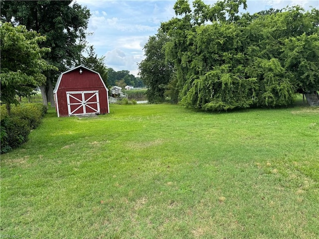 view of yard featuring an outdoor structure