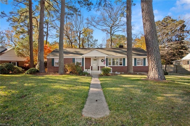 ranch-style house featuring a front yard