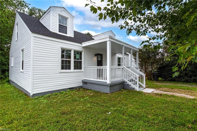 view of front of house featuring covered porch and a front yard