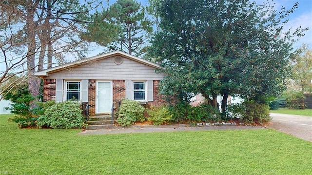 view of front of home featuring a front yard