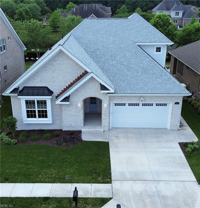 view of front facade featuring a front lawn