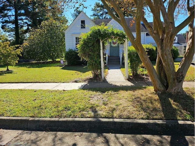 view of front of home featuring a front yard