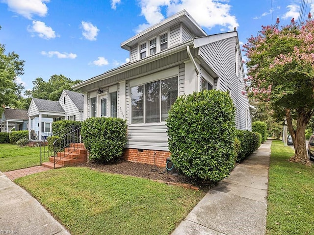 bungalow-style house with a front yard