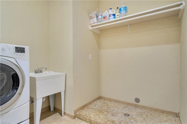 laundry area featuring washer / dryer and light tile patterned floors