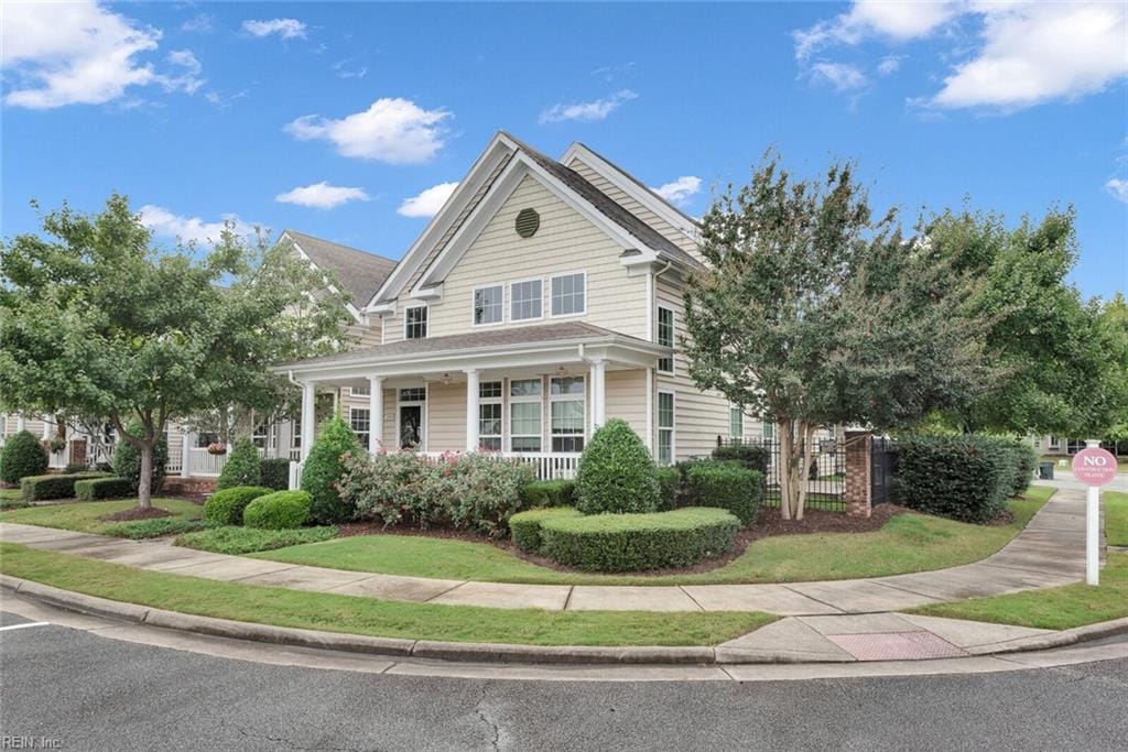 view of front of property with a front lawn