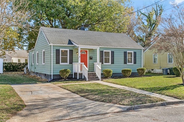 bungalow featuring a front lawn