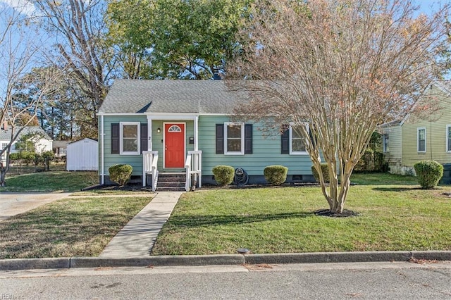 view of front of property featuring a front lawn