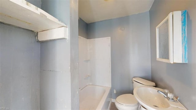 bathroom featuring toilet, sink, and a tub