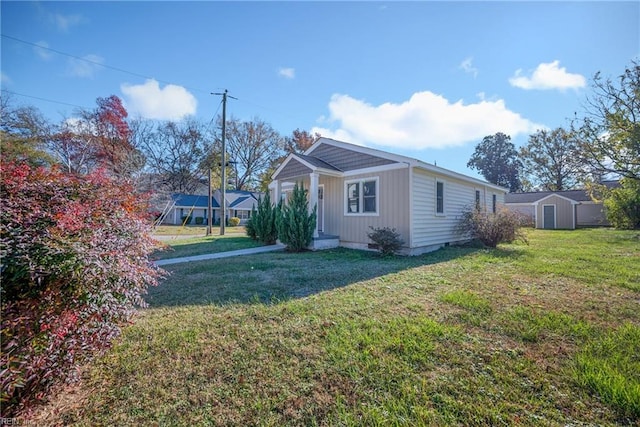 view of front of home featuring a shed and a front yard