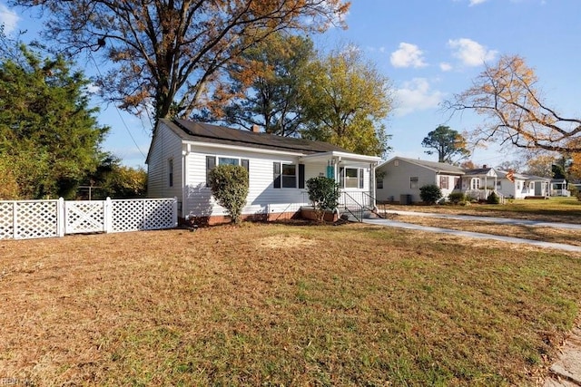 view of front of property featuring a front lawn