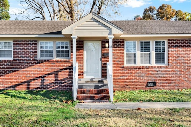 view of front facade with a front lawn