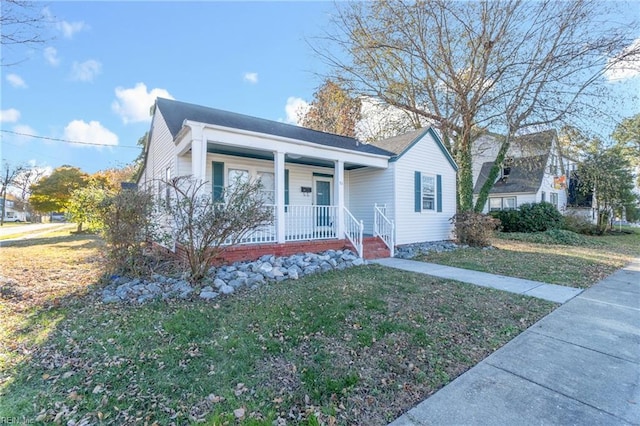 view of front of property featuring covered porch and a front lawn