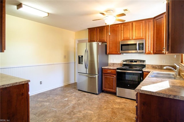 kitchen featuring ceiling fan, sink, stainless steel appliances, and tasteful backsplash