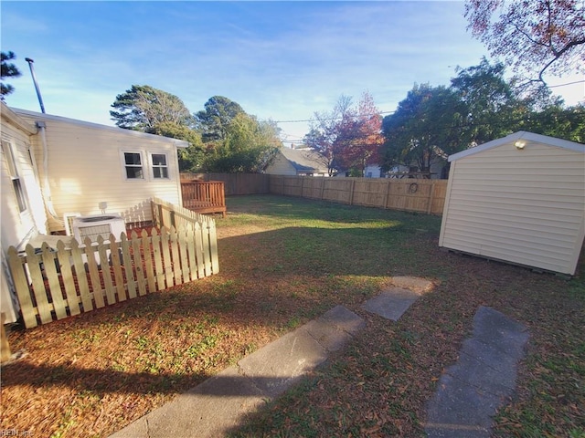 view of yard featuring a shed