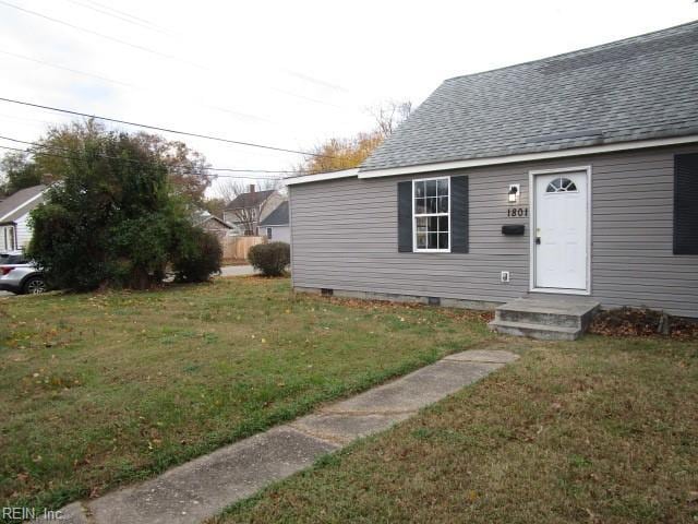 view of front facade with a front yard