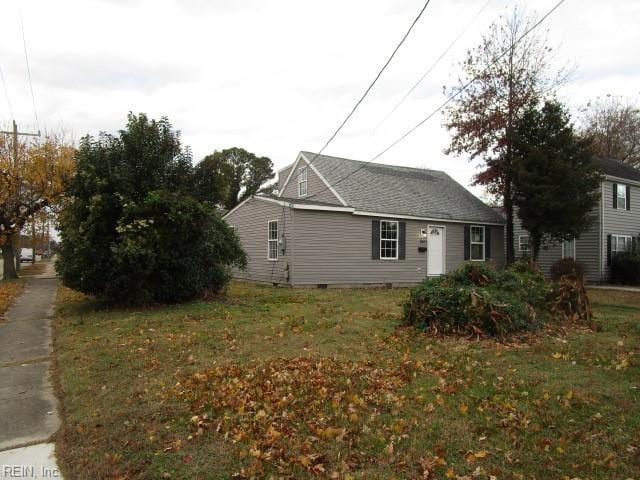 view of front of property with a front lawn