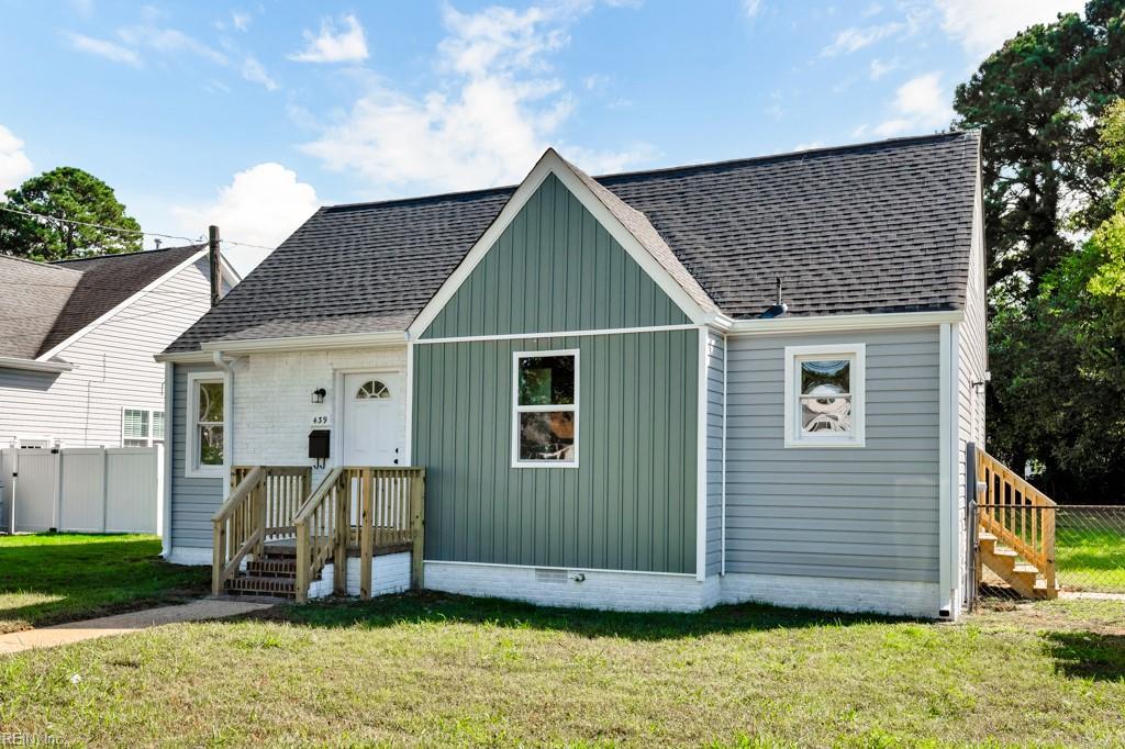 bungalow-style house with a front yard