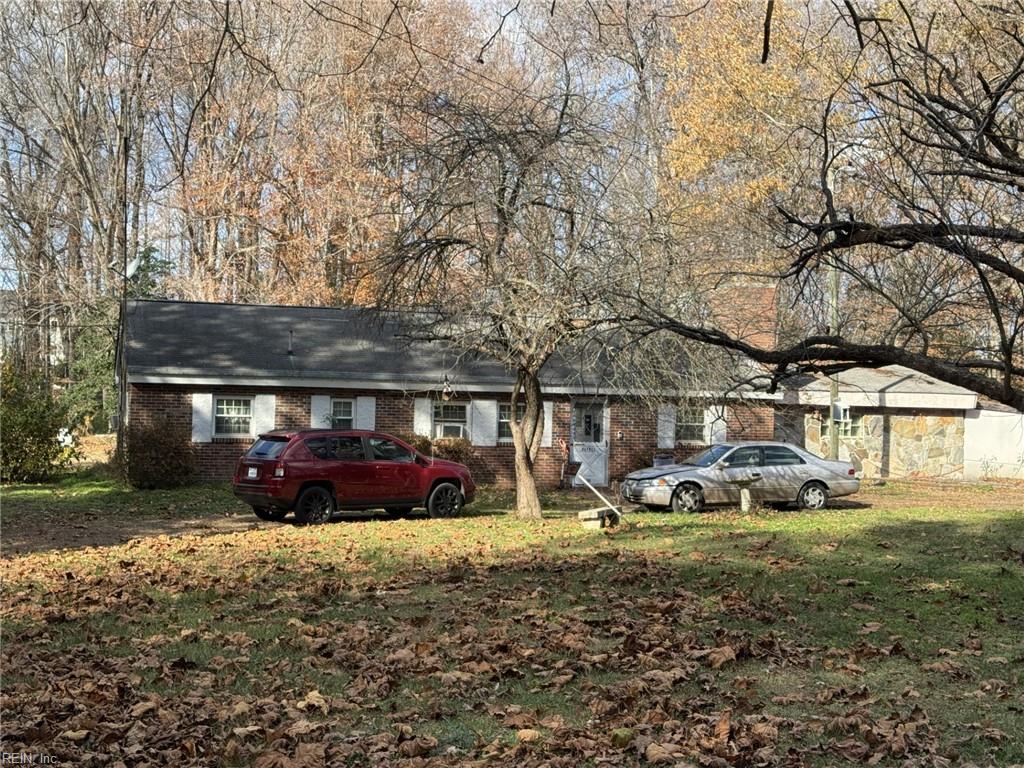 view of front of house featuring a front lawn