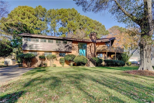 view of front of property with a front lawn