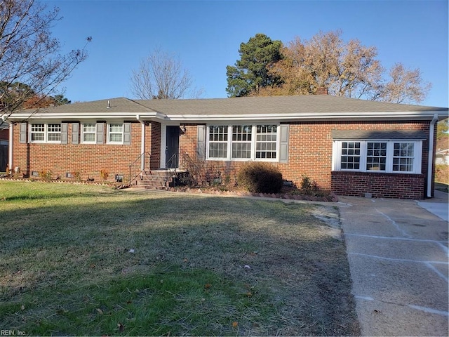 ranch-style home featuring a front lawn