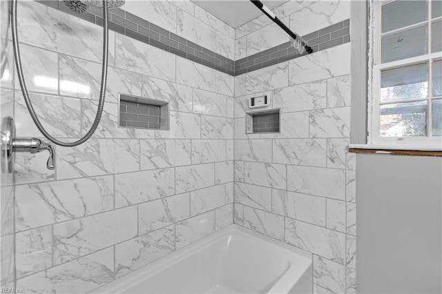 bathroom with tiled shower / bath combo