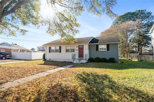 ranch-style home featuring a front lawn