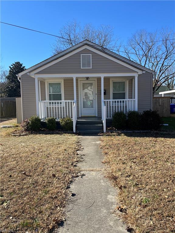 view of front facade with a front yard