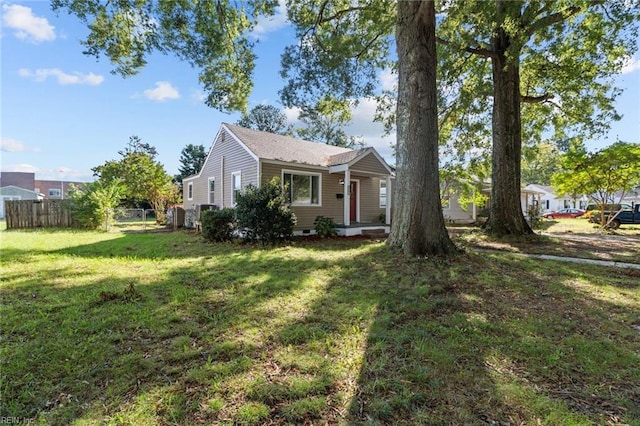 view of front of property featuring a front lawn