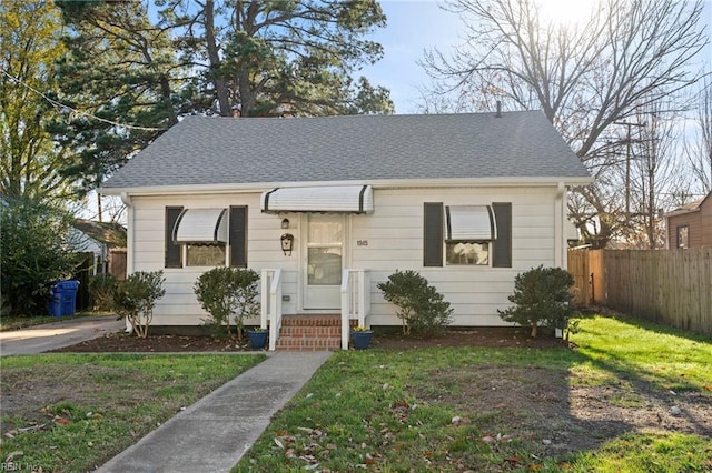 view of front of property featuring a front lawn