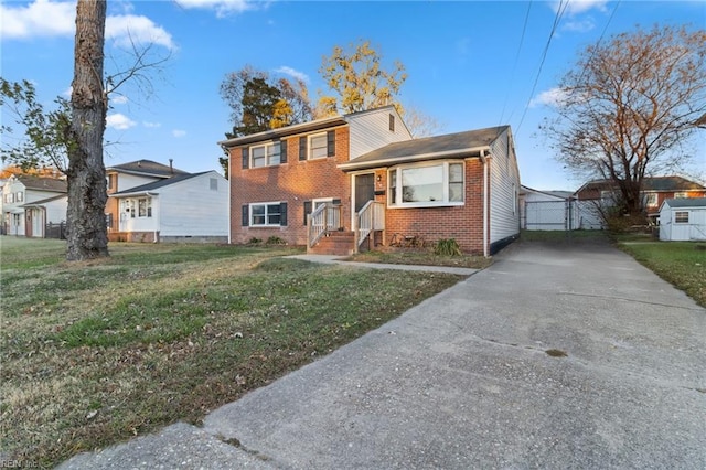 view of front facade featuring a front yard