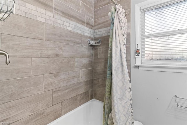 bathroom featuring shower / tub combo