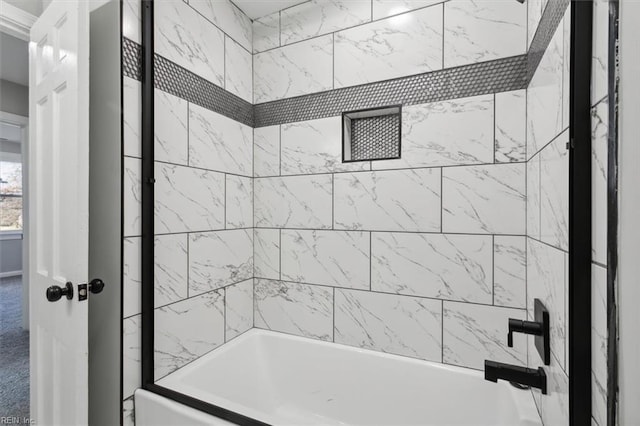 bathroom with tiled shower / bath