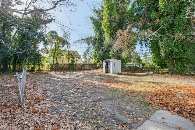 view of yard featuring a storage shed